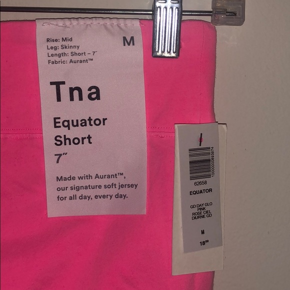 TNA Aritzia Equator Short 7” Hot Pink - Picture 4 of 4